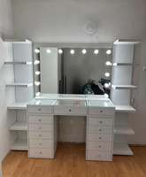 Table à langer moderne et élégante en verre avec miroir éclairé par LED, fonctionnalités réglables, tiroirs de rangement, cadre en bois massif, design multifonctionnel