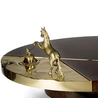 Table d'appoint moderne et luxueuse en noyer - Ornée de lignes en acier inoxydable, dans un ensemble de tables basses rondes pour un style de salon
