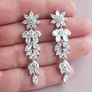 Eleganti Orecchini Pendenti Lunghi con Motivi Floreali e Foglie per Donne, Gioielli Scintillanti alla Moda - Product Image 2