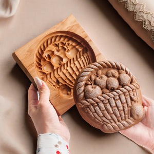 Molde de madera de haya para galletas con diseños de Casa de Hongos, Guirnalda, Conejo y Casa de Calabaza - Product Image 2