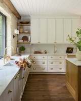 Vermonhouzz - Cuisine américaine sur mesure de style farmhouse avec tabourets de bar en rotin et robinet en laiton pour hôtel et milieu haut de gamme