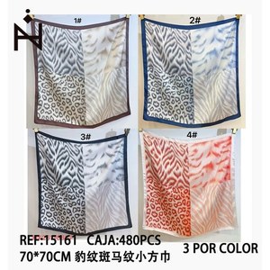 Foulard quadrato piccolo con stampa leopardata e zebrata 70x70cm, accessorio moda per donna - Product Image 3