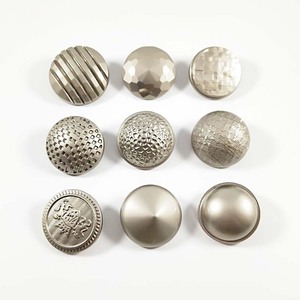 Venta al por mayor de <span class=keywords><strong>abrigo</strong></span> elegante de metal de aleación de zinc de botón de plata mate <span class=keywords><strong>mango</strong></span> chaqueta botones - Product Image 1