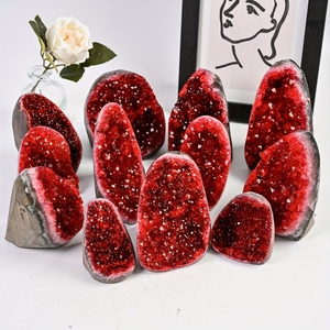 1 pièce Géode de quartz rouge Aura, spécimen minéral, quartz de guérison, idée cadeau pour la décoration intérieure - Product Image 2