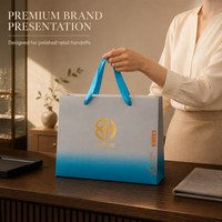 Sac cadeau en papier dégradé turquoise de qualité supérieure avec poignées en satin, logo en feuille d'or, étiquette à accent orange et emballage de vente au détail personnalisé