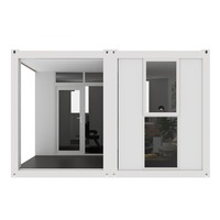 Villa modulaire préfabriquée à deux étages avec de grands fenêtres en verre, terrasse extérieure en bois et balcon pour une vie résidentielle moderne