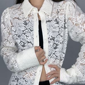 Chemisier élégant semi-transparent en dentelle florale pour femme avec boutons sur le devant – Blouses et chemises OEM - Product Image 2