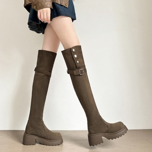 Botas de mujer de ante marrón por encima de la rodilla con correa de hebilla y botones metálicos, tacón de bloque grueso, punta redonda, estilo casual y a la moda. - Product Image 1