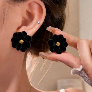 Boucles d'oreilles tendance en velours rouge rétro avec fleur plaquée or, style flocage français, Nouvel An 2025 - Product Image 2