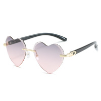 Lunettes de soleil sans monture de haute qualité et tendance, lunettes de soleil en forme de cœur pour femmes, lunettes de soleil à la mode 2023