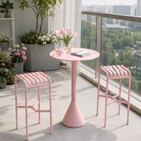 Ensemble de table et chaises de bar haute mobiles en acier, style influenceur, luxe léger, pour balcon, extérieur, loisirs et comme toile de fond photo pour cafés et salons de thé
