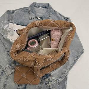 Nouveau design, sac fourre-tout matelassé portable et durable pour femme, grande capacité, imprimé floral, sac rembourré moelleux pour l'automne-hiver - Product Image 6