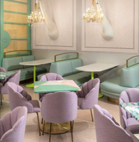 Ensemble de meubles de style nordique pour café : table en bois avec chaises en tissu violet pour café, salon de thé, restaurant