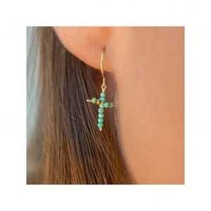 Boucles d'oreilles pendantes en perles turquoise, plaquées or 18 carats, pour un usage quotidien estival, design unique, bijoux faits à la main, cadeau pour femmes - Product Image 1