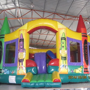 Castillo inflable con forma de crayón con obstáculos, túneles y juegos en el interior para alquiler comercial en fiestas infantiles al aire libre. - Product Image 1