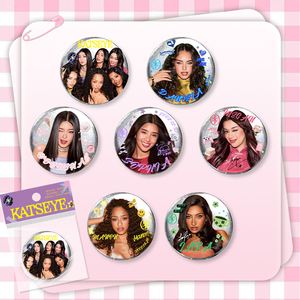 Insignia de Doble Flash de 58 mm KATSEYE/SOPHIA/LARA/YOONCHAE/MEGAN/<span class=keywords><strong>DANIELA</strong></span>/MANON con Diseño Brillante y Holográfico para Decoración de Mochilas - Product Image 1