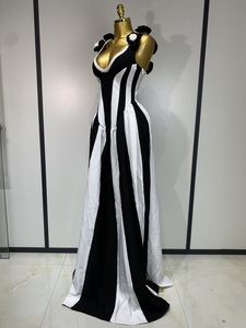 Abito Elegante Aderente con Spacco Alto, Senza Maniche, Scollo <span class=keywords><strong>a</strong></span> V, in Cashmere, Lunghezza Pavimento, <span class=keywords><strong>a</strong></span> <span class=keywords><strong>Righe</strong></span> Bianche <span class=keywords><strong>e</strong></span> Nere, per Vacanze, Feste <span class=keywords><strong>e</strong></span> Club - Product Image 2