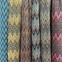 Tissu en maille jacquard extensible teint en fil 100 % polyester à rayures ondulées pour maillots de bain, vêtements de sport et matériaux textiles