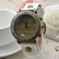 Womage-568-1 Montre rétro Womage avec boîtier en alliage, mouvement à quartz, bracelet en cuir, style punk, motif note de musique, vente en gros disponible
