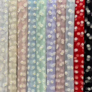 Piccola margherita 3D ricamata in maglia tessuto 130cm di larghezza <span class=keywords><strong>colorato</strong></span> fiore <span class=keywords><strong>Tulle</strong></span> per sposa donna abito da sposa per la moda delle ragazze - Product Image 2