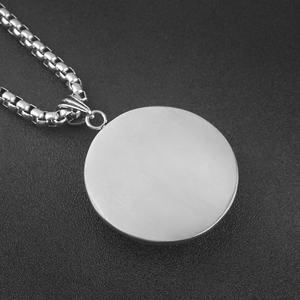 Collier tendance hip-hop en acier inoxydable plaqué titane avec pendentif animal classique rétro punk, tête de lion et de loup - Product Image 3