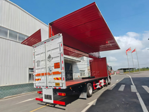 Nouveau camion fourgon HOWO 8 roues à ailes battantes, camion de fret 8-12 tonnes à ouverture latérale pour le chargement rapide de marchandises sur palettes - Product Image 4