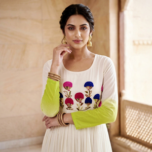 Robe Anarkali en coton brodée de fleurs avec manches contrastantes vertes, col rond, coupe ample, tenue décontractée quotidienne, tissu tissé - Product Image 1