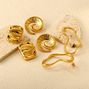 Modernos Pendientes de Aro con Textura de Cuerno de Vaca Chapados en Oro de 18K, Joyería en Espiral, Pendientes de Acero Inoxidable con Forma de Corazón Irregular Minimalista - Product Image 1