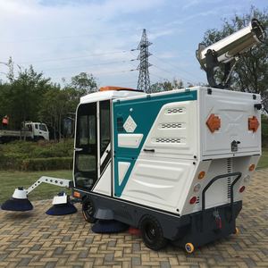 Machine de nettoyage routier autotractée 48V à 6 brosses latérales, alimentée par batterie, pour usage municipal - Product Image 4