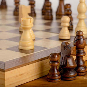 29: مجموعة الشطرنج الخشبية المحمولة الحديثة القابلة للطي داخل الحفلات الترفيهية لعبة تستخدم منحوتة يدويًا في الحفلات الترفيهية الداخلية - Product Image 5