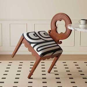 เก้าอี้ทานข้าวไม้เนื้อแข็งสไตล์เรโทร ดีไซน์เก๋หุ้มเบาะลายใบโคลเวอร์สี่แฉก สำหรับห้องรับประทานอาหาร - Product Image 4