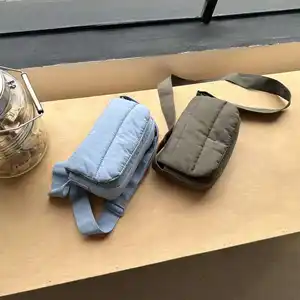 حقيبة كروس من النايلون مواكبة للموضة في سنغافورة حقيبة مربعة صغيرة للكتف حقيبة منفوشة خفيفة الوزن للنساء