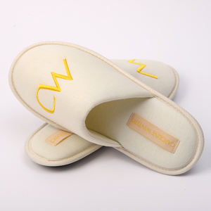 Yüksek Kaliteli Otel Süiti Premium Tek Kullanımlık veya Tek Kullanımlık Olmayan Terlikler Kaymaz Tabanlı Konuk Odası İçin Rahat Terlikler - Product Image 3