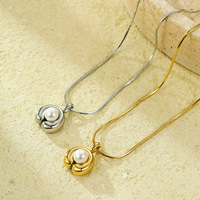 Collier ras du cou en acier inoxydable plaqué or 18 carats avec pendentif en forme de C incrusté de perles et breloque géométrique pour femme (NL839)