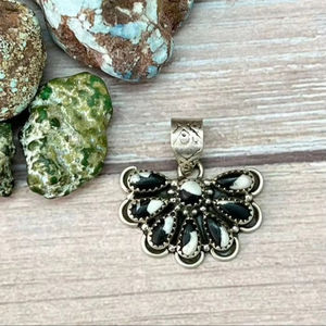 Pendentif fantaisie en argent sterling plaqué rhodium fait à la main, turquoise blanc buffle, pour anniversaire - Product Image 1