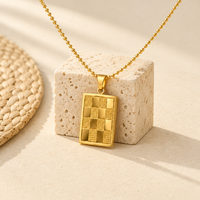 Collier pendentif unisexe en acier inoxydable plaqué or 18 carats, motif damier texturé rectangulaire, chaîne à billes D&P Jewelry