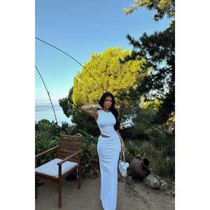 ชุดเซ็ต 2 ชิ้น สีขาวพื้น สำหรับฤดูร้อน ชุดกีฬา เสื้อและกางเกง ความยาวปานกลาง ผ้าถักเนื้อฝ้าย ทรงเข้ารูป ลายพิมพ์ ผ้าไหมผสมสแปนเด็กซ์ - Product Image 2