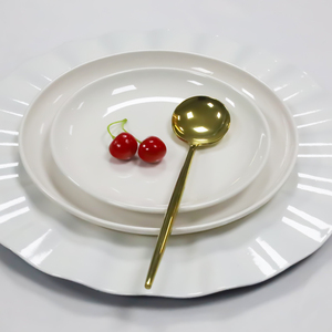 Placa de cargador de plástico blanco con borde ondulado de 13 pulgadas de lujo, elegante, desechable, para fiestas de cumpleaños, Decoración de mesa debajo del plato - Product Image 6