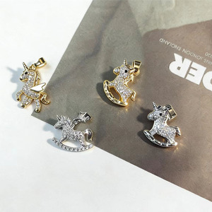 Pendentif Licorne Thème Animal en Cuivre Plaqué Micro-Incrusté avec Cristal, Idéal pour le Quotidien - Product Image 1