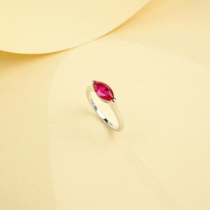 Bague minimaliste polyvalente en rubis cultivé en laboratoire - Product Image 3