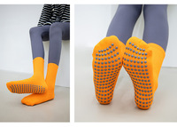 Chaussettes décontractées en polyester tricotées à aiguille simple, mi-mollet, rayées, chaudes et absorbantes pour femmes, idéales pour les fêtes et les spectacles.