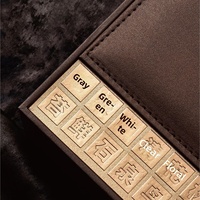Boîte cadeau en PU marron avec panneau décoratif à caractères chinois en relief, emballage rigide avec sac en papier assorti