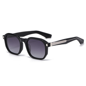 Gafas de sol cuadradas con montura completa transparente azul, lentes gris oscuro, detalle de remaches, unisex, para adultos - Product Image 6