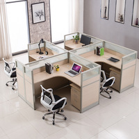 Poste de travail individuel moderne et portable avec cloison de séparation, chaise et panneau de style bois pour employés