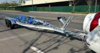 Remorque de bateau en aluminium argenté à prix d'usine, essieu tandem, frein hydraulique, plateformes en polyéthylène, VIN CE DOT, capacité de charge de 2800 kg, service OEM