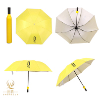 Mini parapluie à bouteille de couleur unie pour adultes, design à trois plis à la mode avec contrôle manuel de l'ouverture à la main et poignée en plastique