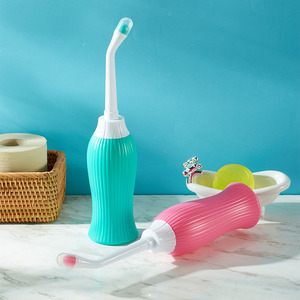 Bouteille de toilette portable en plastique de 500 ml à buse unique, type Shattaf, pour usage hôtelier, pulvérisateur d'eau pour le nettoyage, idéale pour les femmes enceintes, bidet de voyage. - Product Image 2