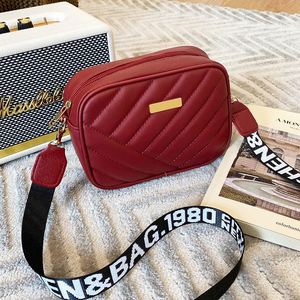 Lonchera pequeña de estilo retro en PU trenzado, versátil, compacta, ligera y con cremallera oculta, éxito de ventas. - Product Image 5