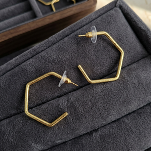 SOUMYA CREATIONS - Pendientes de Aro de Latón Chapado en Oro Hechos a Mano - Lindos y Modernos Pendientes Geométricos Hexagonales Estilo Rajasthan para Mujer, Hechos en India - Product Image 3