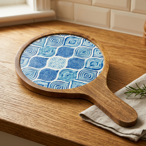 Planche à découper en bois artisanale avec motif floral |   Planche de service multifonctionnelle |   Planche à découper en bois - Product Image 1